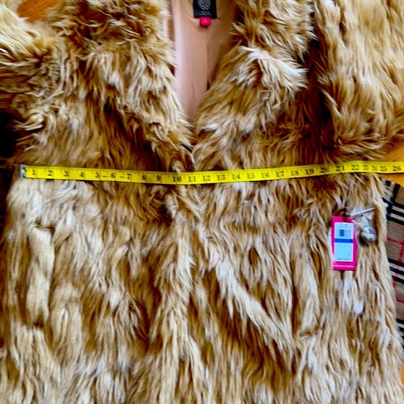 🌺 VINCE CAMUTO; BNWT Faux Fur Coat Misses Sz. XL! - Picture 8 of 16